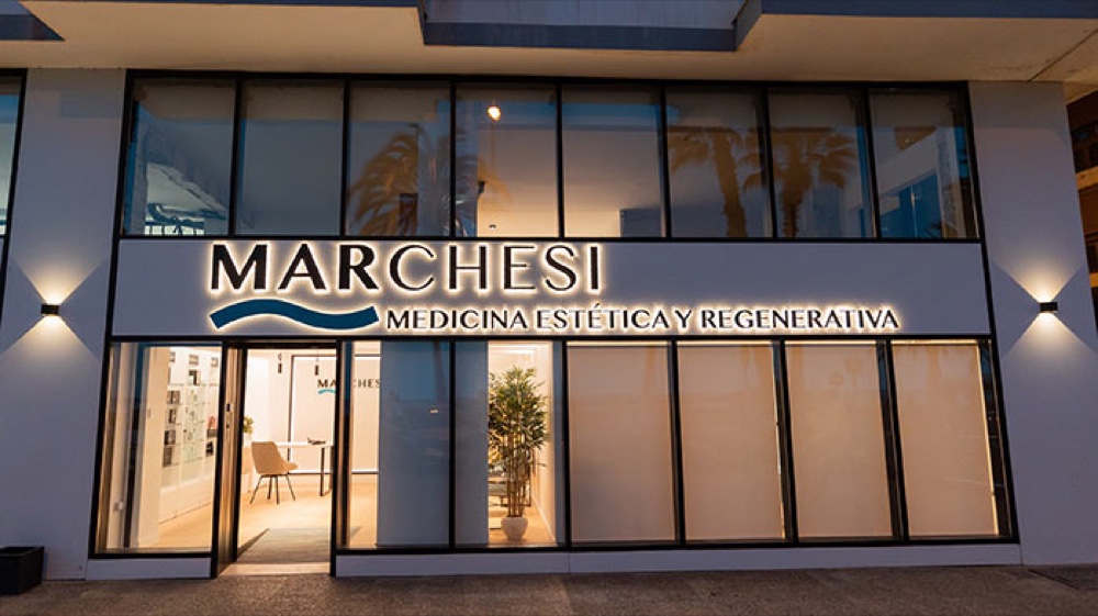 Fachada de Clínica Marchesi en el Paseo Marítimo de La Malagueta, Málaga, al atardecer